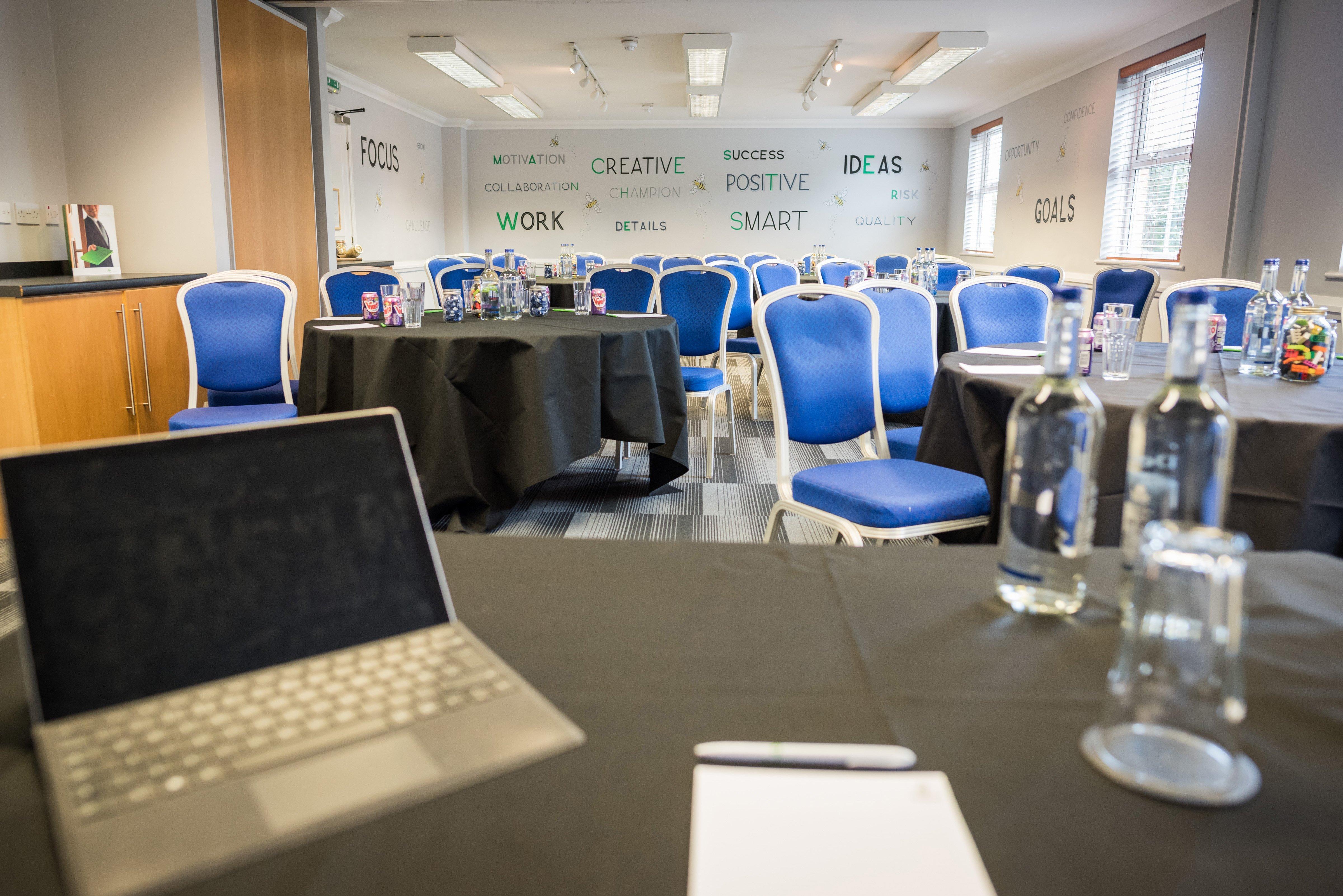 Holiday Inn Manchester West By Ihg Солфорд Экстерьер фото