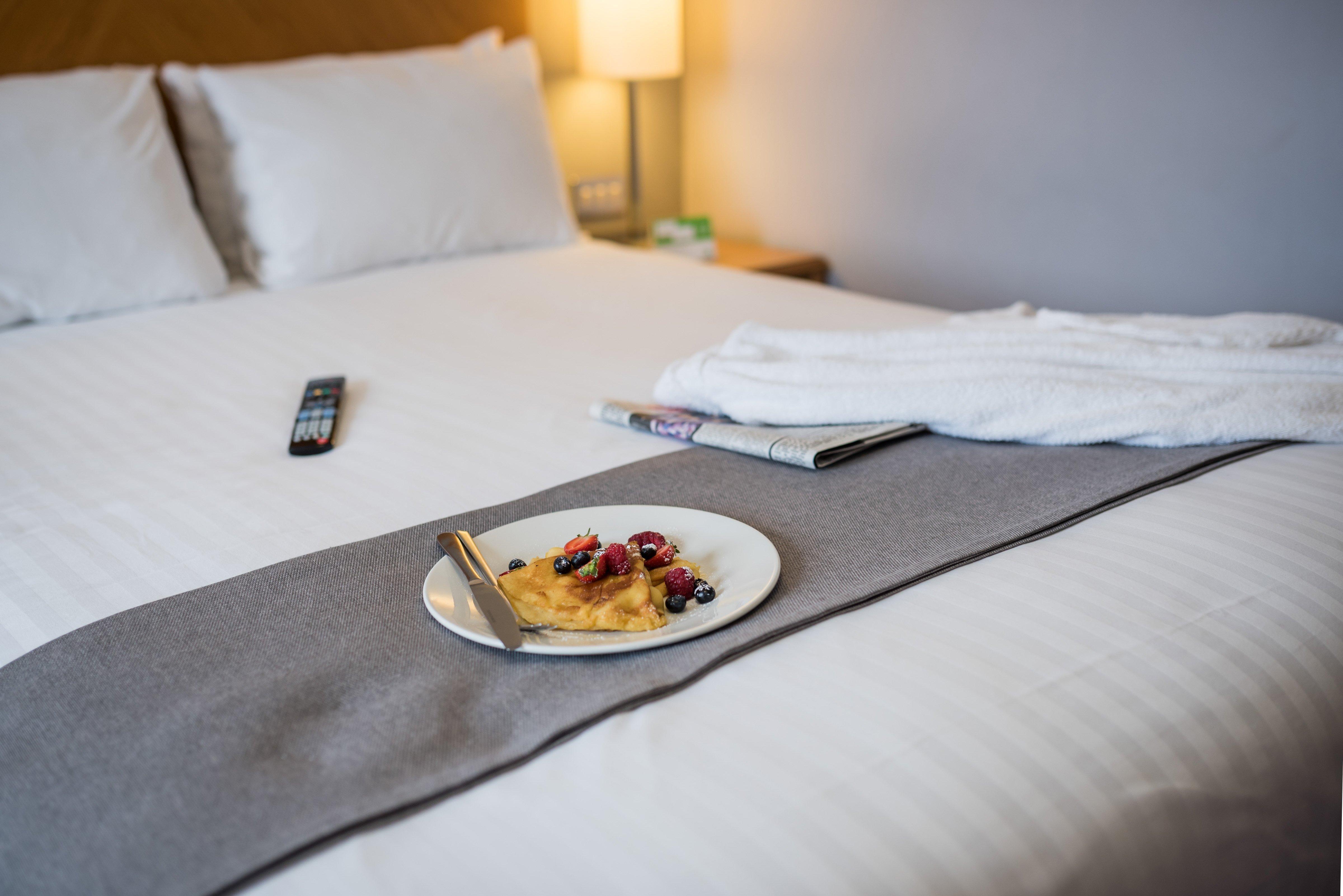 Holiday Inn Manchester West By Ihg Солфорд Экстерьер фото